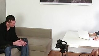 图书馆的女友未樱花动漫短发超有感觉的学妹，到她的宿舍半推半就拿下【看简介同城免费约炮】