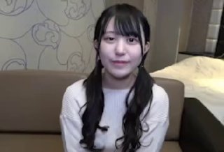 业余少女在宿舍房间里接受面部射精